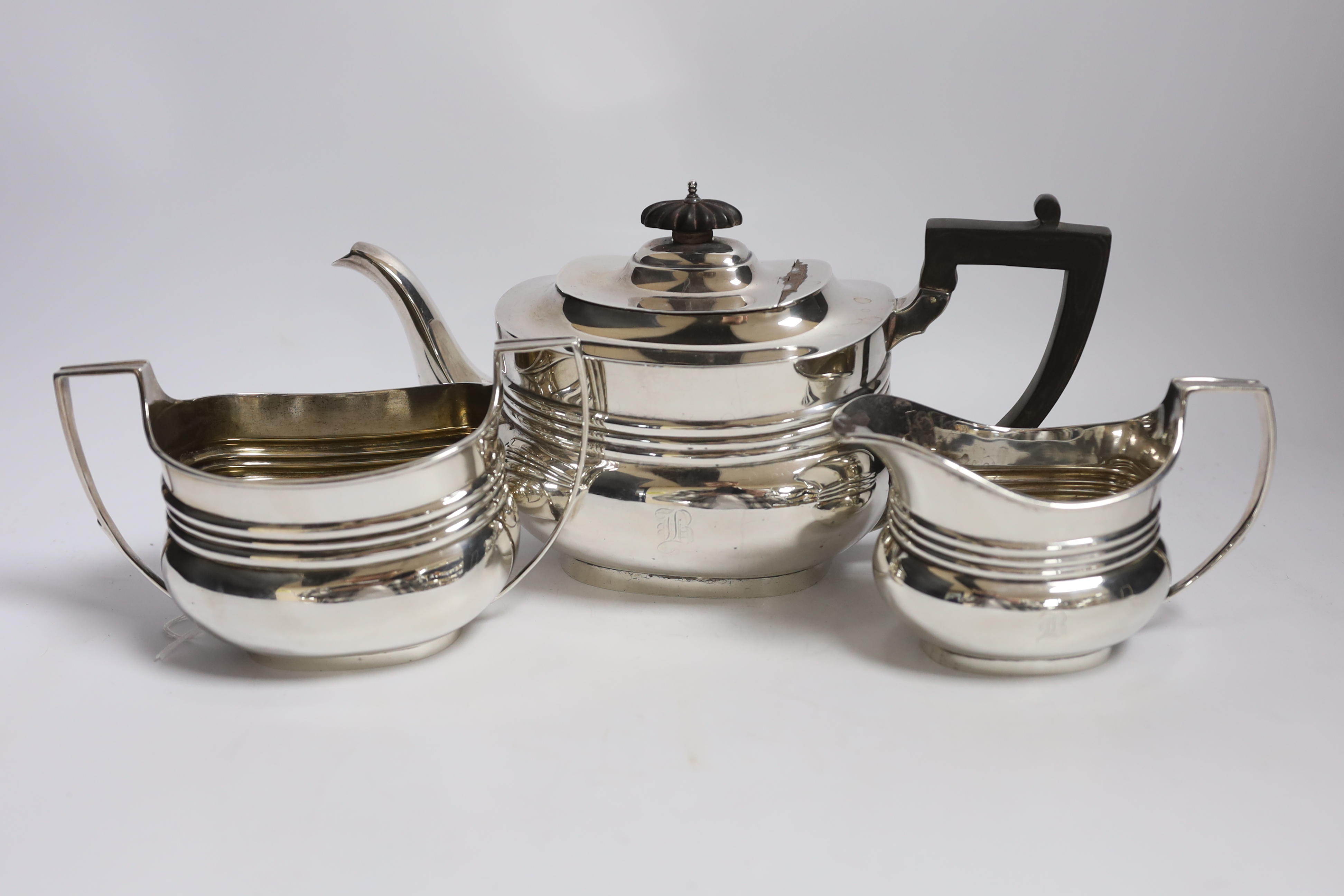 An early 20th century three piece silver tea set, by William Barnard & Sons Ltd, London, 1908/11, gross weight 37.8oz.